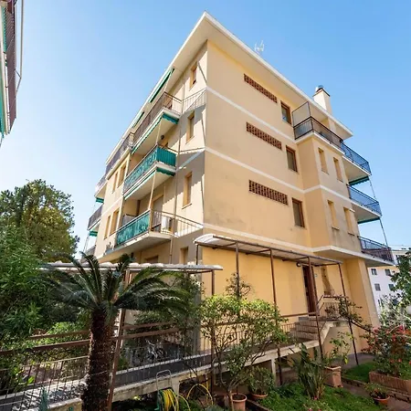 Apartment Joivy Cosy Flat With Terrace Near Castle